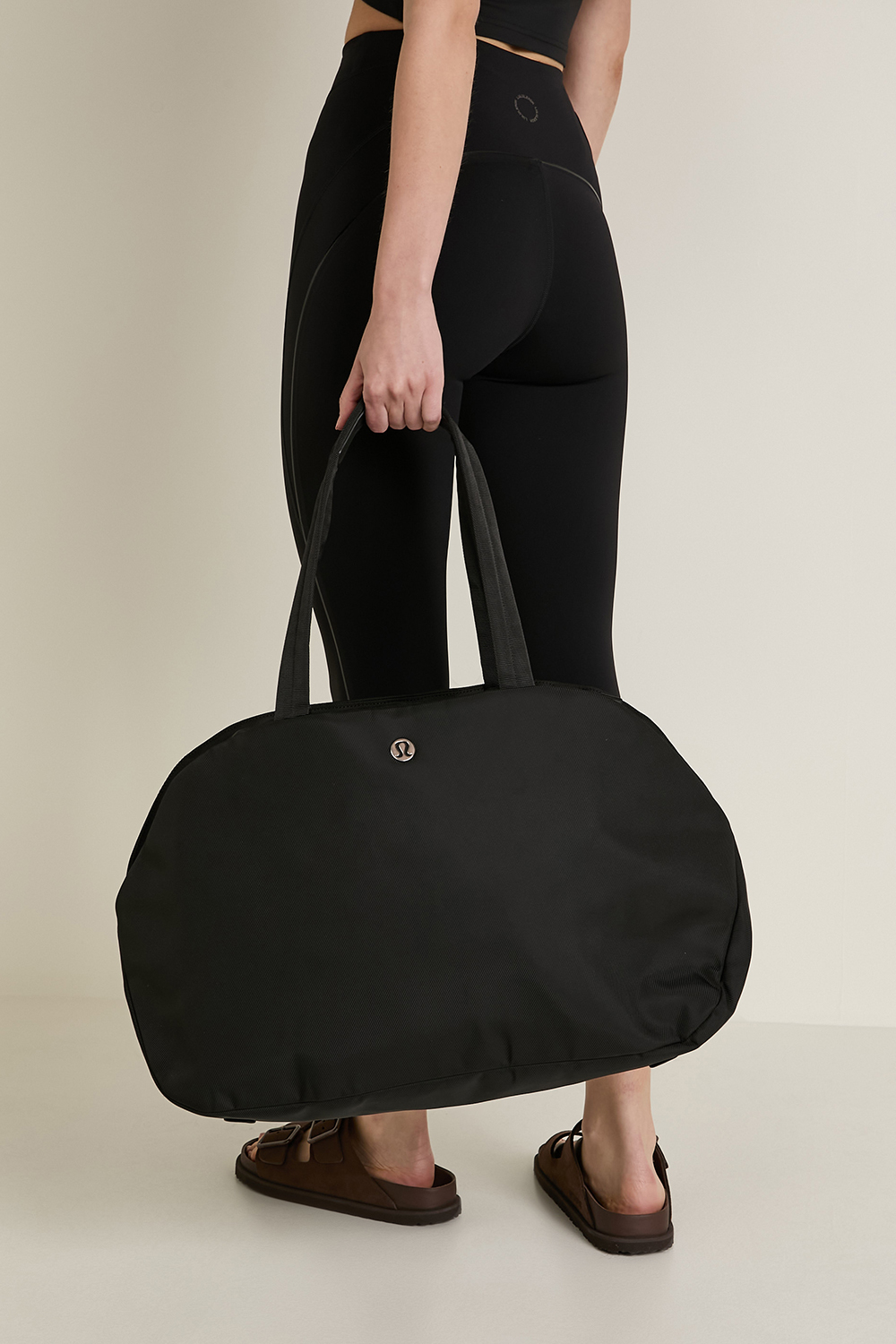 תמונת כל הלוק של City Essentials Bag LULULEMON